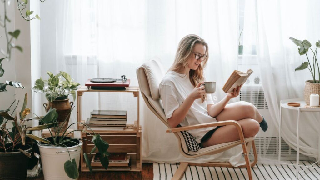 Women in glasses are reading | 11 Amazing Benefits of Speed Reading